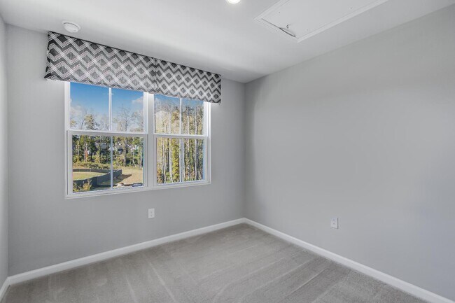 Building Photo - 1011 Chevy Pk Lndg