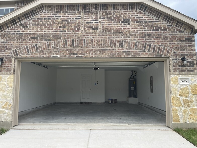 Building Photo - 825 Breakwater Dr