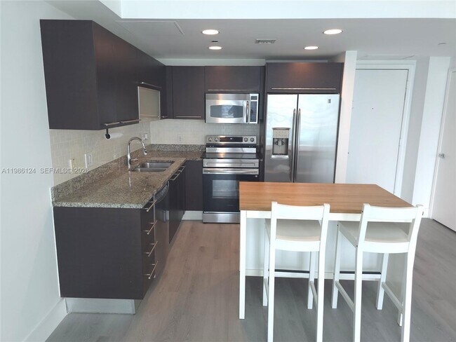 Building Photo - 950 Brickell Bay Dr