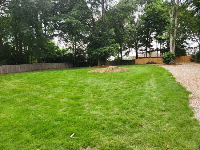 Building Photo - Executive Rental in Lake Redwine Community, 4 Bedrooms and 2.5 Baths 2 Car Garage - Newnan, GA