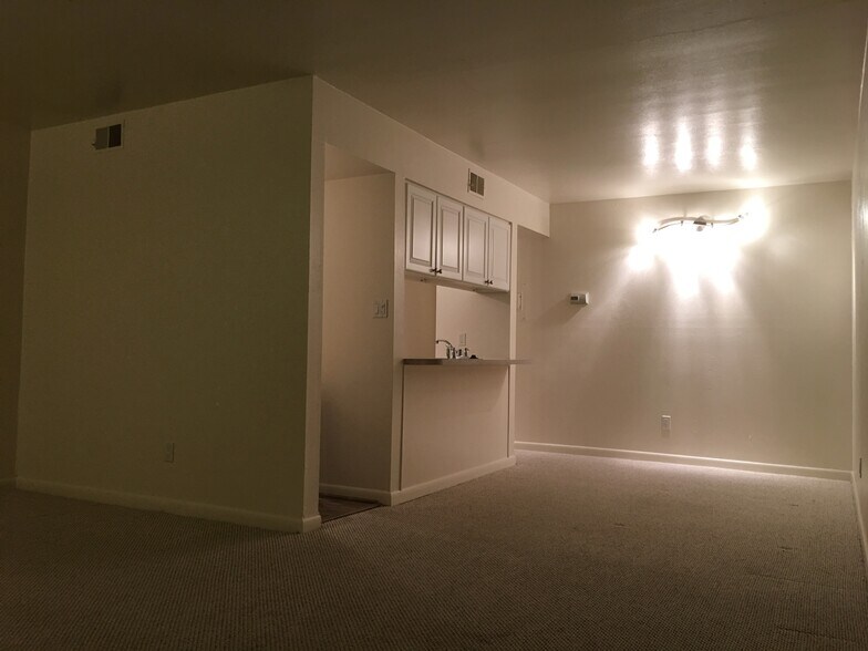 Building Photo - 1111 Maxwell Ave #123