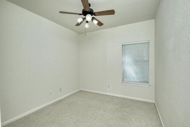 Building Photo - 811 Bedford Ct