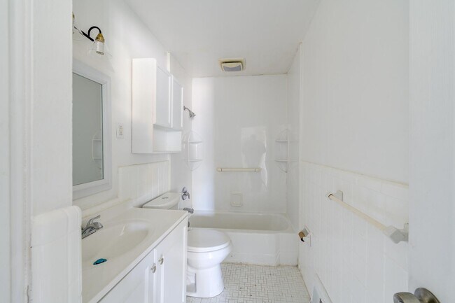 Building Photo - 49 Forestwood Dr