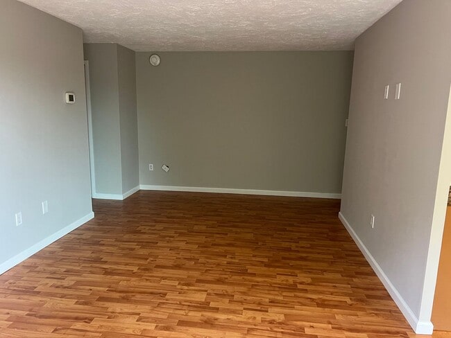 Building Photo - 6000 Nob Hill Dr