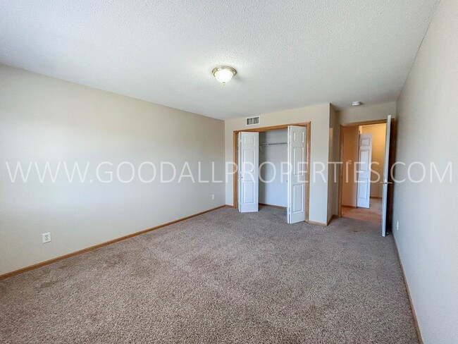 Building Photo - 2 Bedroom 1.5 Bathroom Townhome in West De...