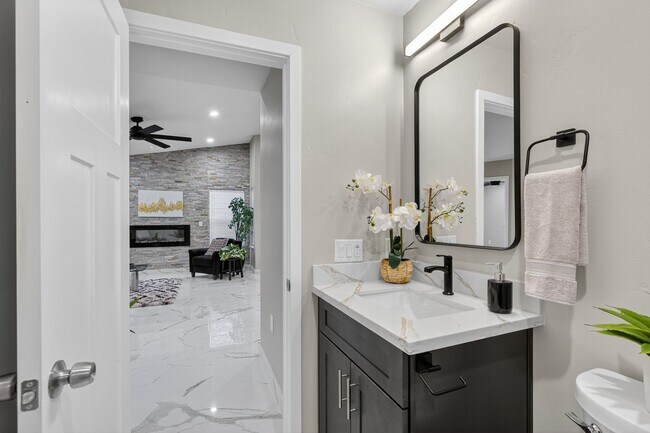 Building Photo - Bright & Spacious 3 Bed, 2 Bath Home – Must See!