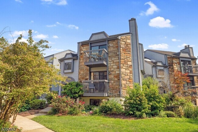 Building Photo - 8 Delbarton Ct