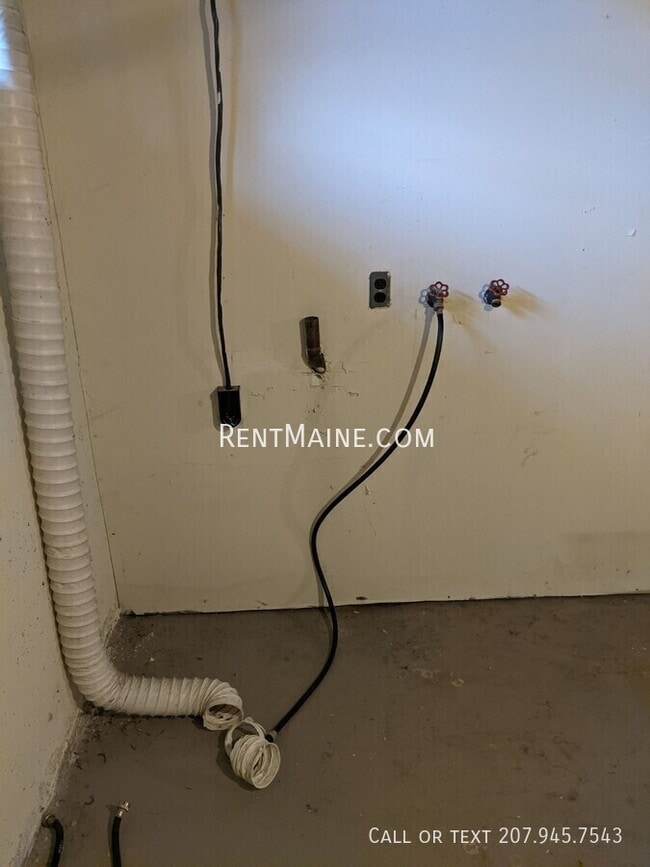 Building Photo - 13 Hemlock St