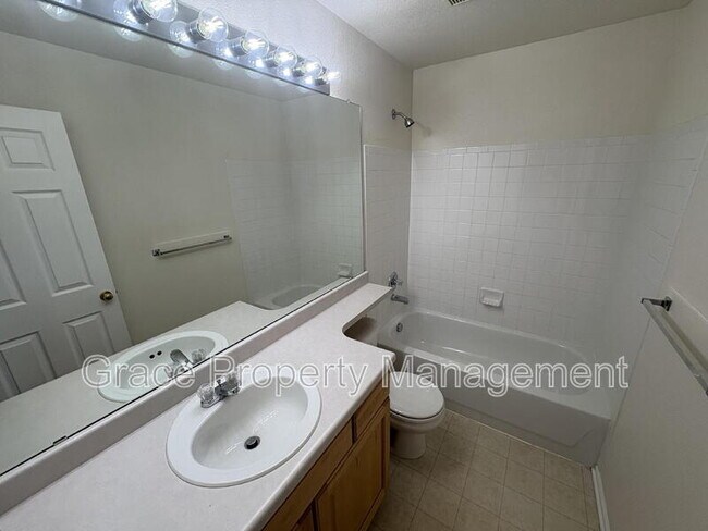 Building Photo - 910 Humboldt Way