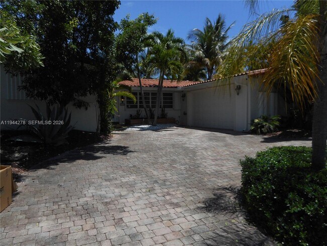 Building Photo - 2325 Magnolia Dr