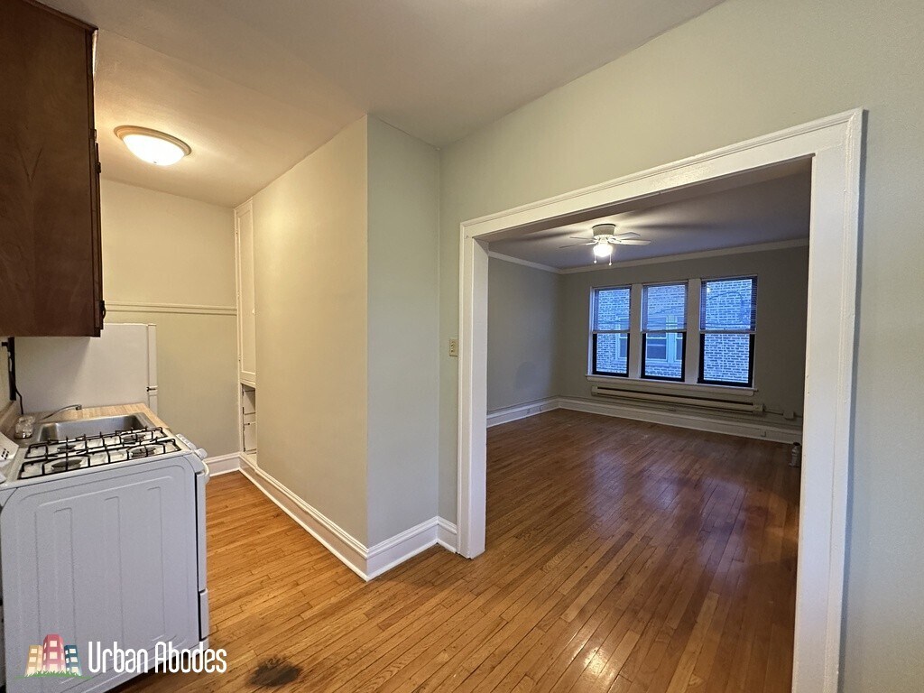 Building Photo - 4635 N Paulina St