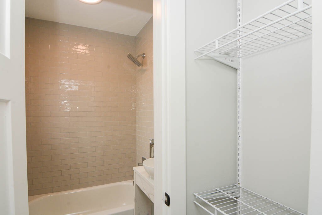 Building Photo - 508 W Belmont Ave