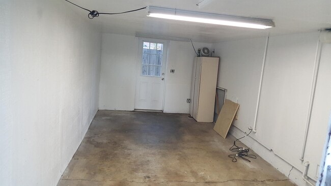 Building Photo - 627 Rose Ave