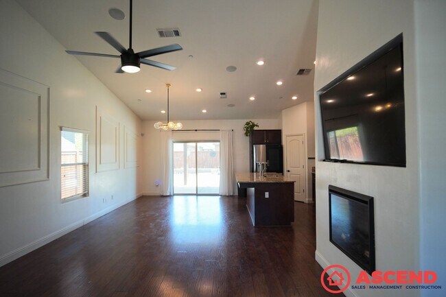 Building Photo - Phenomenal Home In Gossamer Grove!
