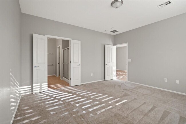 Building Photo - Lovely Home