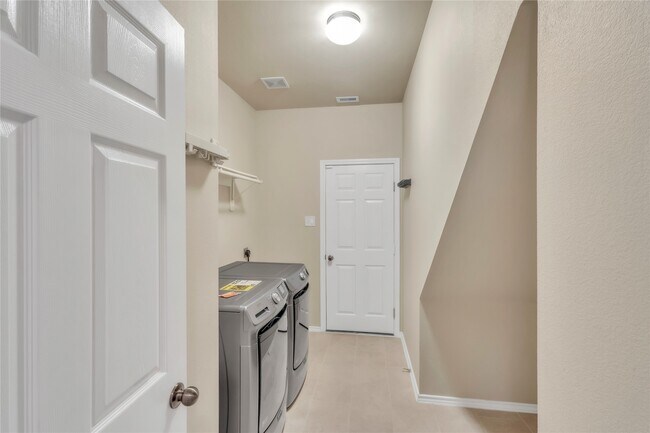Building Photo - 2803 Lakecrest Way Dr