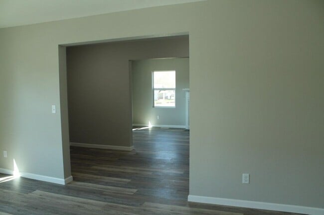 Building Photo - Modern Charm Meets Prime Location!