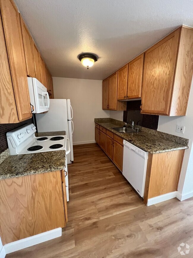 Building Photo - Great location close to shopping and trans...