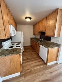 Building Photo - Great location close to shopping and trans...