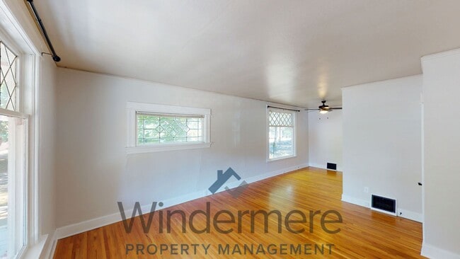 Building Photo - Alder601
