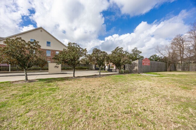 Building Photo - 900 Dean Lee Dr