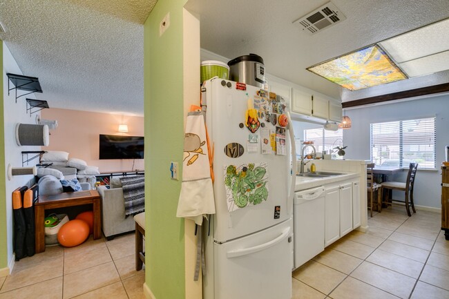 Building Photo - Cute and Cozy 2-bedroom 2-bathroom Townhom...