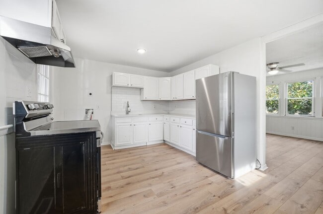 Building Photo - Three Bedroom House