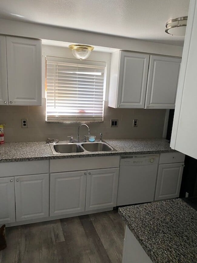 Building Photo - Spacious home on Large Lot