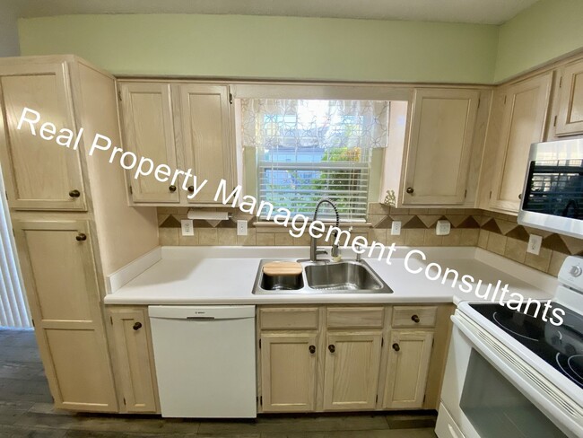 Building Photo - Beautiful Updated 2 Bedroom