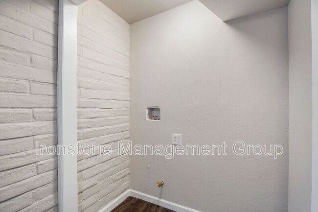 Building Photo - 2618 E 8th St