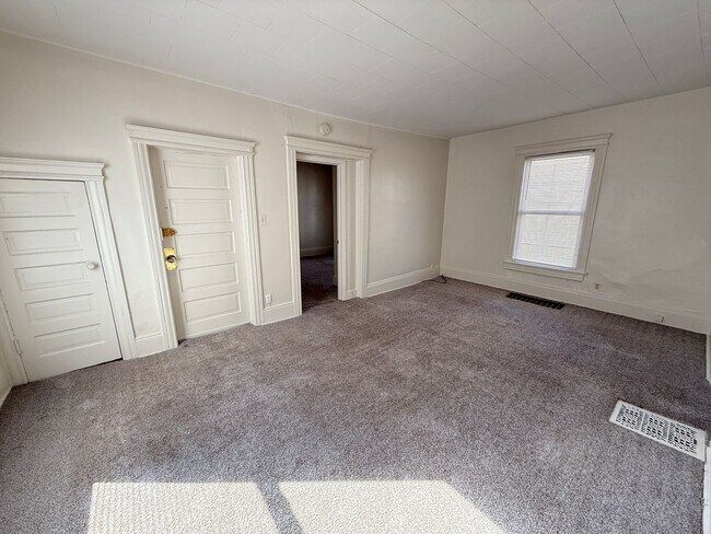 Building Photo - 748 Randolph St
