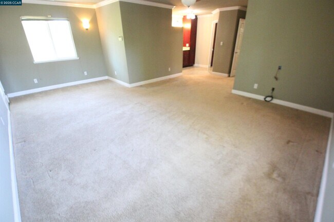 Building Photo - 898 Luxury Dr