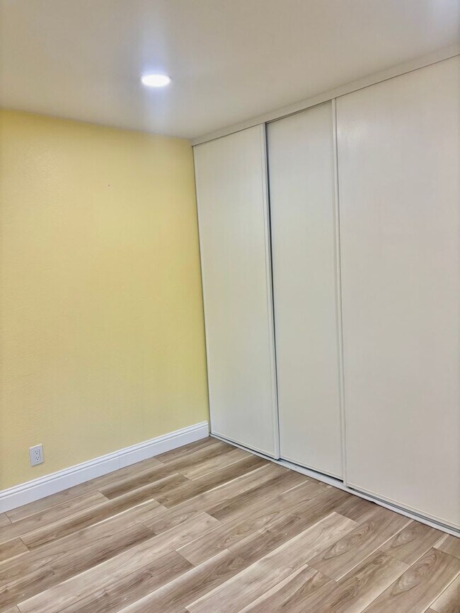 Building Photo - Walnut Creek 2 bed 2 bath gorgeous end unit on the first floor with garage!