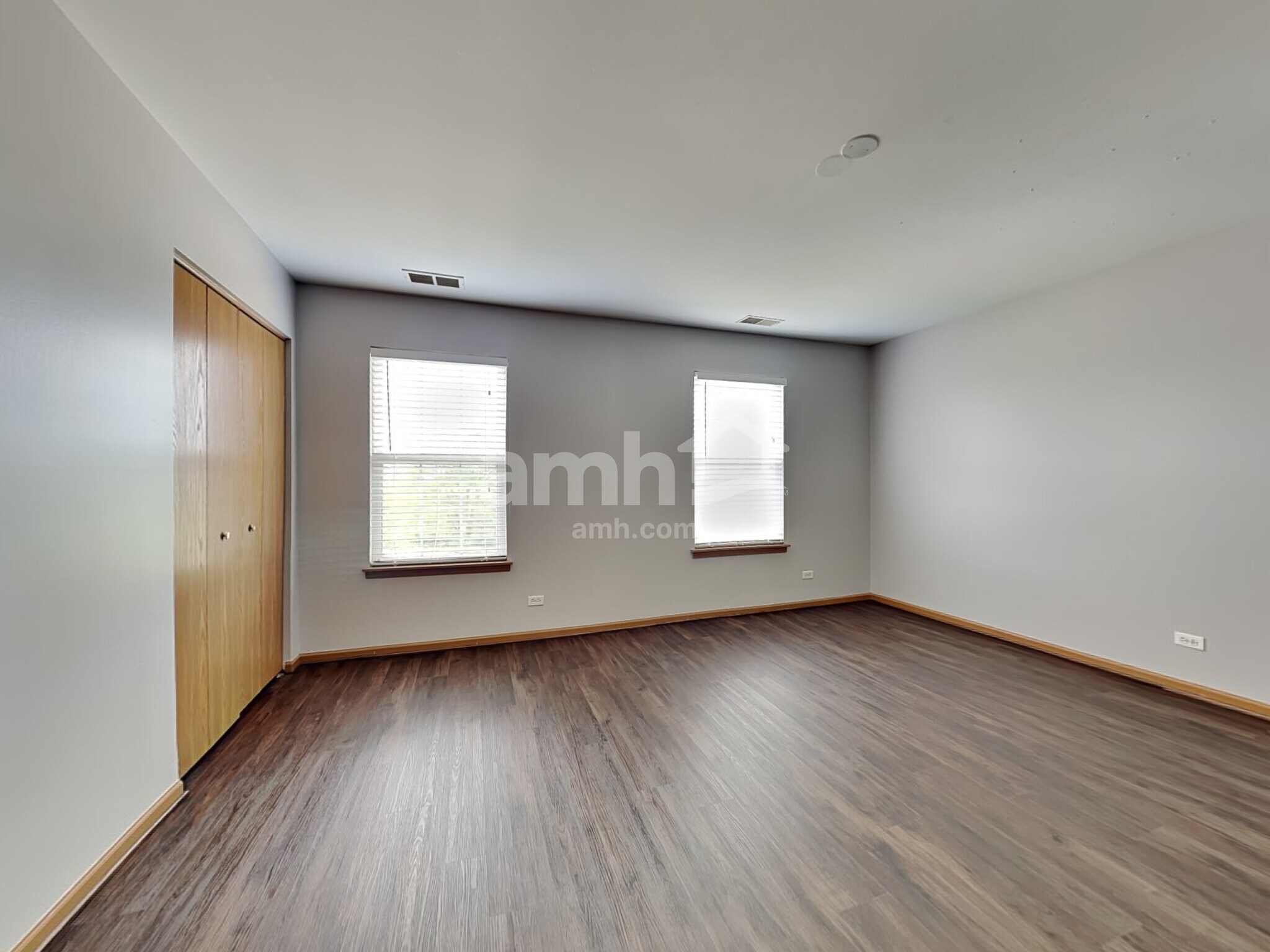 Building Photo - 2046 Middlebury Dr