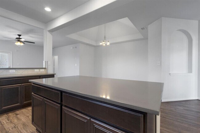 Building Photo - 497 Esperanza Dr