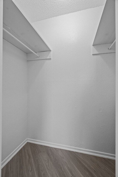 Building Photo - 320 E 4th St