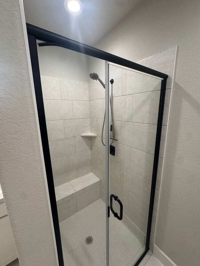 Building Photo - 3/2/2 - FIREPLACE - MUDROOM - GODLEY ISD