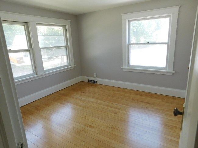 Building Photo - 303 Highland Dr NW