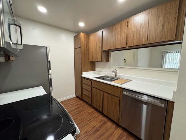 Building Photo - 1Bd/1Ba Condo in Gated Huntington Beach Co...