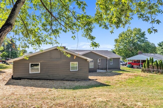 Building Photo - 211 Della Ln