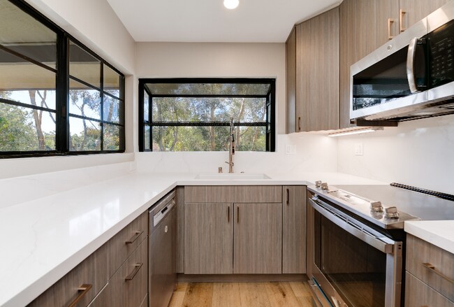 Building Photo - 8860 Villa La Jolla Dr