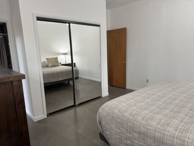 Building Photo - Fantastic location just steps from the Deschutes River and 1st St Rapids Park