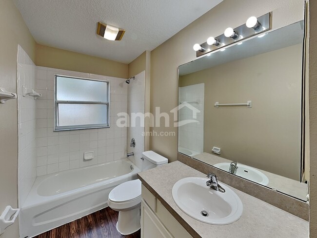 Building Photo - 1322 Lake Idamere Blvd