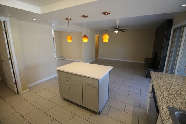 Building Photo - 8615 E Bellevue Pl