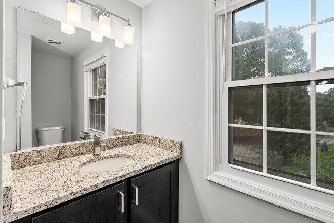 Building Photo - 4 Bedroom, 2.5 Bath Single Family Home in ...