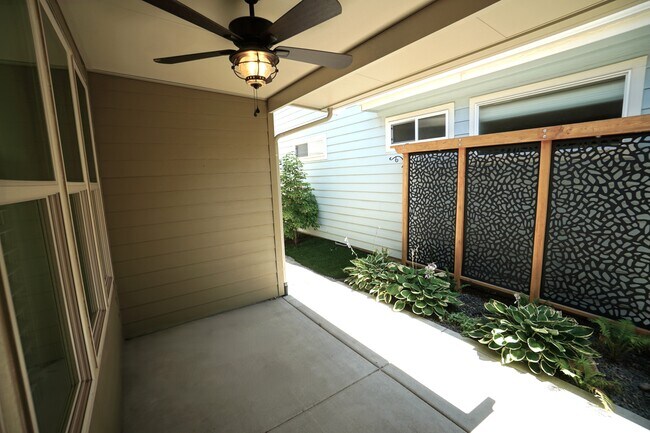 Building Photo - 407 W Pavilion Ln