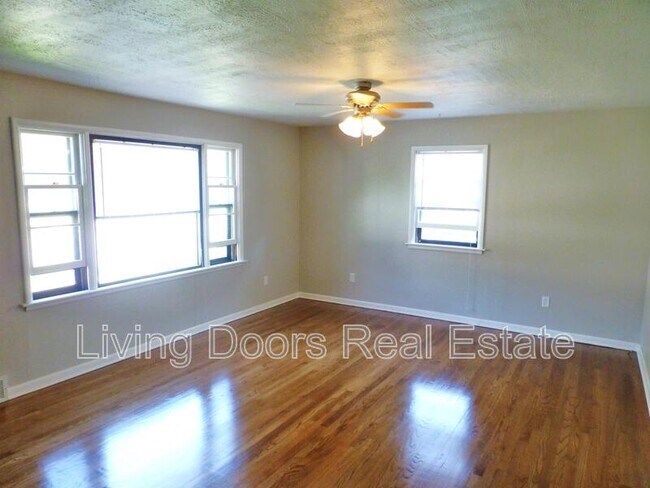 Building Photo - 3701 Lewis Ave