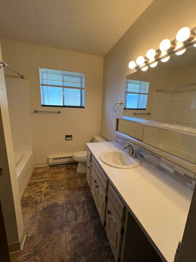 Building Photo - PET FRIEDNLY 2 BEDROOM APARTMENT AVAILABLE...