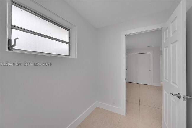 Building Photo - 810 SW 12th Pl