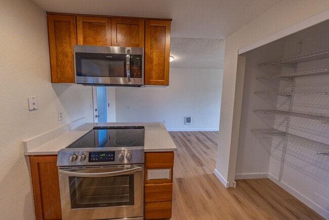 Building Photo - Just updated! - 2 Bedroom Condo in Washougal
